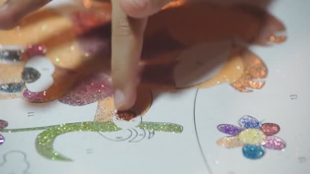 Dětské Barvy Lesklým Práškem Dítě Maluje Papírové Kresby Lesklým Práškem — Stock video
