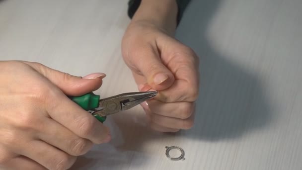 Vrouw Maakt Sieraden Met Handen Handwerk Thuis Een Vrouw Maakt — Stockvideo