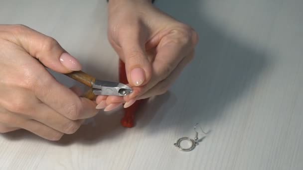 Woman Makes Jewelry Hands Handwork Home Woman Makes Jewelry Threads — Stock Video