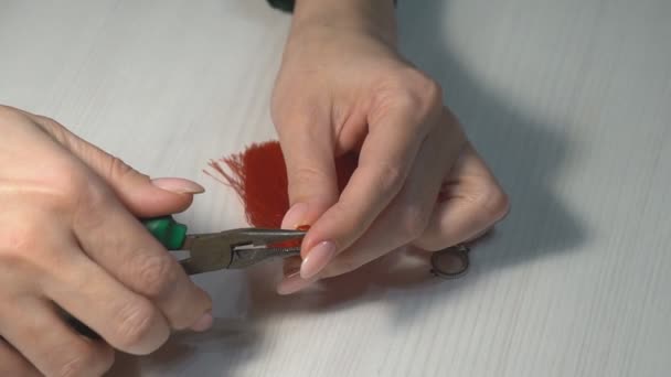 Vrouw Maakt Sieraden Met Handen Handwerk Thuis Een Vrouw Maakt — Stockvideo