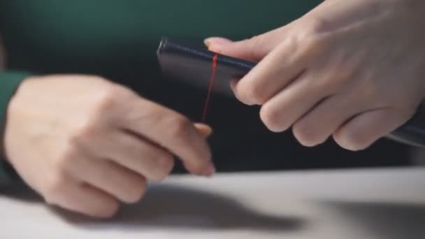 Vrouw Maakt Sieraden Met Handen Handwerk Thuis Een Vrouw Maakt — Stockvideo