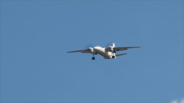 Bir uçağı uçurmak, köyün üzerinde uçmayı azaltır.