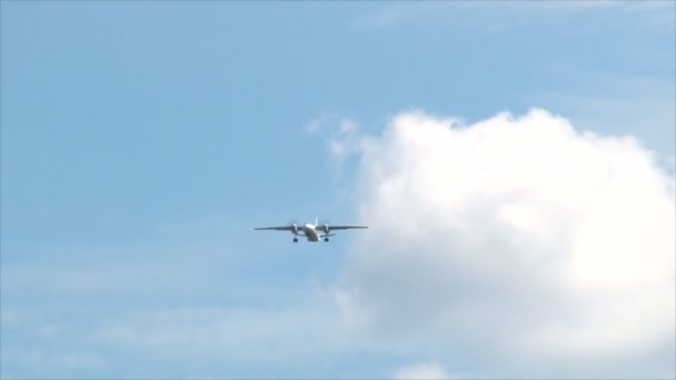 Piloter un avion réduit la hauteur de vol au-dessus du village 