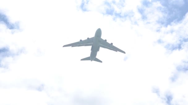 Avião Descola Contra Céu Azul Voar Grande Avião Carga Reduz — Vídeo de Stock