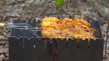 Barbekü kullanarak, tavuk filetosu ızgarada kızartılır.