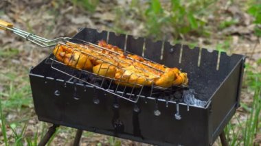 Barbekü kullanarak, tavuk filetosu ızgarada kızartılır.