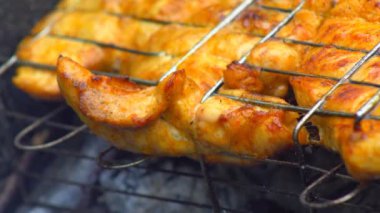 Barbekü kullanarak, tavuk filetosu ızgarada kızartılır.