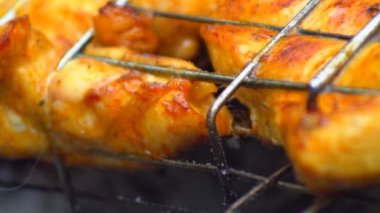 Barbekü kullanarak, tavuk filetosu ızgarada kızartılır.