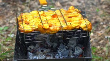 Barbekü kullanarak, tavuk filetosu ızgarada kızartılır.