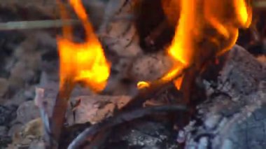 Koyu gri kömürlerden çıkan güzel kırmızı ateş, metal renginin içinde..