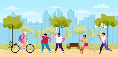 İnsanlar yaz parkında yürüyor.