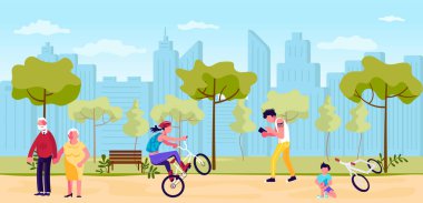 İnsanlar yaz parkında yürüyor.