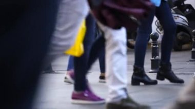 İnsanlar sokakta - odak odak yürüyüş