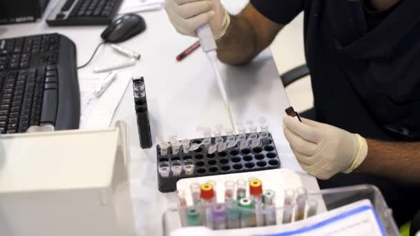 Close up of male hand of doctor scientist fill a test tube of liquid — Stock Video