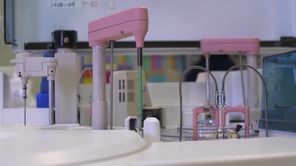 Dispositivo robotico per analisi e diagnostica - Apparecchiature moderne di laboratorio per l'analisi dei campioni Esemplari di prova su macchina automatizzata in laboratorio — Video Stock