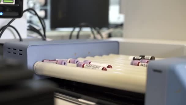 Enfermera irreconocible tomando muestras de sangre en la máquina — Vídeos de Stock