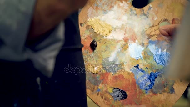 Pincel de artista mistura cor pintura a óleo na paleta — Vídeo de Stock