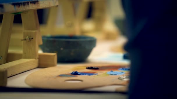 művész ecset keverjük össze olajfestmény, színes paletta