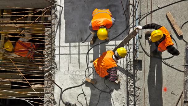 Trabalhadores do estaleiro de construção - aéreo - Vista superior — Vídeo de Stock