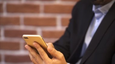 Akıllı telefon - yakından - tuğla duvar arka plan kullanarak iş adamı