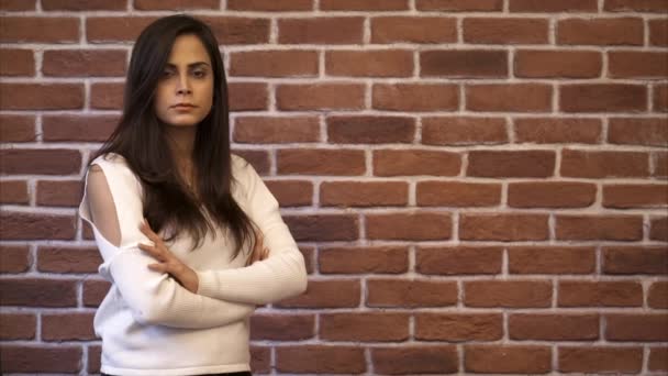 Mujer hermosa mirando a la cámara y escuchando atentamente — Vídeos de Stock