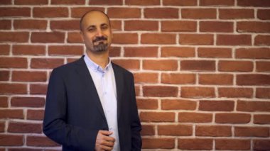 Studio - baktılar gülüyor - gülümseyen üzerinden çeşitli tepkiler ile kameraya bakarak adam