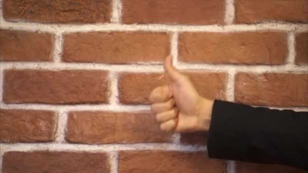 Mann Hand Daumen hoch - Backsteinmauer Hintergrund — Stockvideo