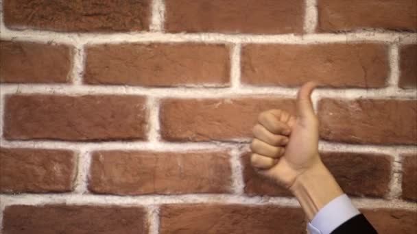 Mann Hand Daumen hoch - Backsteinmauer Hintergrund — Stockvideo