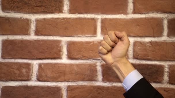 Man Hand Thumbs up - Кирпичный фон стены — стоковое видео
