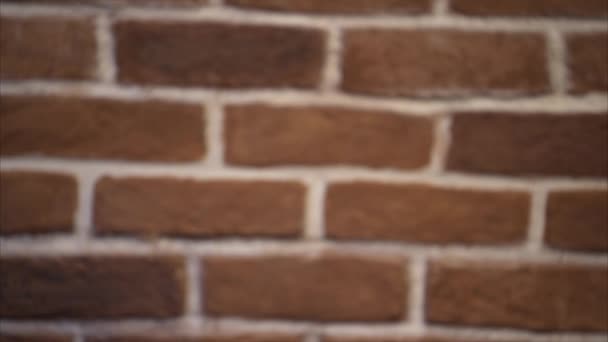女人的手的大拇指-砖砌墙的背景 — 图库视频影像