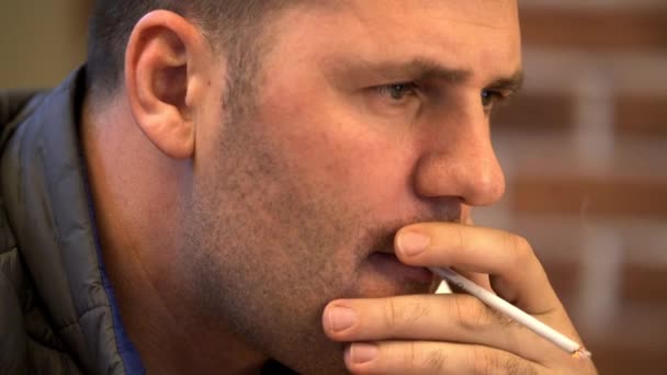 Νεαρός άνδρας που καπνίζει ένα τσιγάρο — Αρχείο Βίντεο