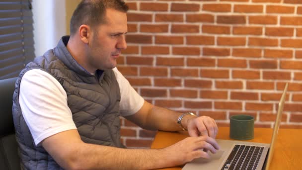 Young man working in modern office and drink coffee — Stock Video