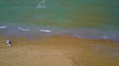 Hava çift sahilde deniz yanındaki yürüyüş