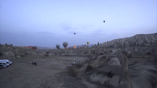 Luchtfoto van Goreme - kleurrijke hete lucht ballonnen vliegen boven de valleien / 26 februari 2017 Goreme / Turkije — Stockvideo