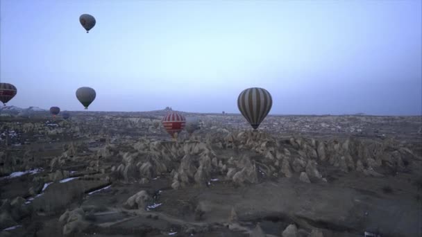 Vista aérea de Goreme - Globos de aire caliente de colores volando sobre los valles / 26 Febrero 2017 Goreme / TURQUÍA — Vídeos de Stock