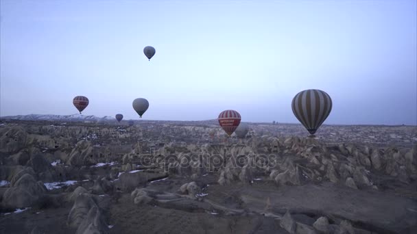 Vista aérea de Goreme - Globos de aire caliente de colores volando sobre los valles / 26 Febrero 2017 Goreme / TURQUÍA — Vídeos de Stock