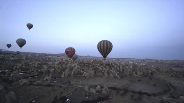 Vista aérea de Goreme - Globos de aire caliente de colores volando sobre los valles / 26 Febrero 2017 Goreme / TURQUÍA — Vídeos de Stock