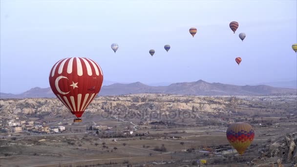 Vista aérea de Goreme - Globos de aire caliente de colores volando sobre los valles / 26 Febrero 2017 Goreme / TURQUÍA — Vídeos de Stock