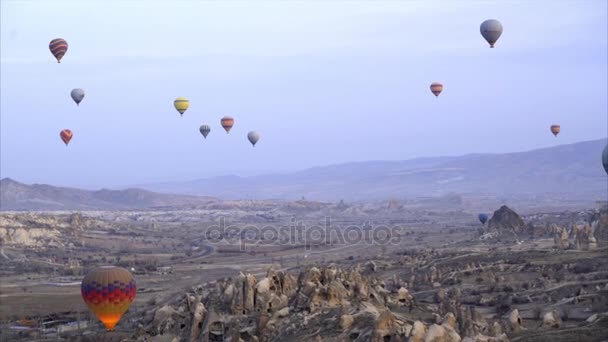 Luchtfoto van Goreme - kleurrijke hete lucht ballonnen vliegen boven de valleien / 26 februari 2017 Goreme / Turkije — Stockvideo