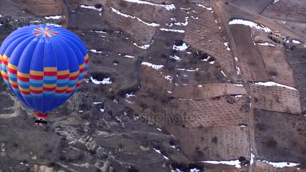 Luchtfoto van Goreme - kleurrijke hete lucht ballonnen vliegen boven de valleien / 26 februari 2017 Goreme / Turkije — Stockvideo