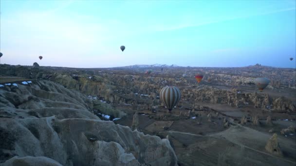 Luchtfoto van Goreme - kleurrijke hete lucht ballonnen vliegen over de valleien - 26 februari 2017 Goreme - Turkije — Stockvideo