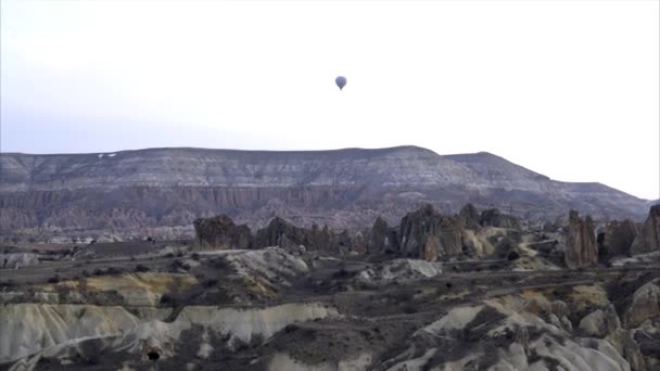 Aerial view of Goreme - Colorful hot air balloons flying over the valleys — Stock Video