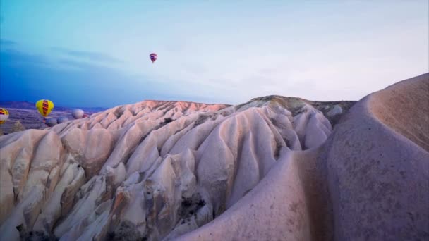 Hete lucht ballonnen vliegen in Cappadocië - Turkije - luchtfoto — Stockvideo
