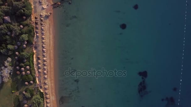 Вид с воздуха на красивый пляж — стоковое видео
