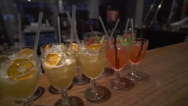 Cocktails klaar te drinken op bar receptie - Slow Motion — Stockvideo