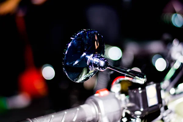 Motosiklet bir motor tarafından desteklenmektedir ve hiçbir pedallar olan iki tekerlekli araçtır.