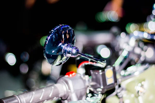 Motosiklet bir motor tarafından desteklenmektedir ve hiçbir pedallar olan iki tekerlekli araçtır.