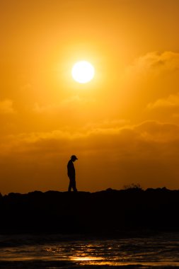 Adam günbatımında düşünceli