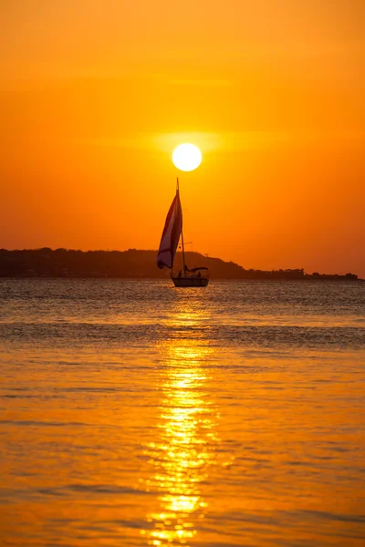 Segelbåt i solnedgången i Cartagena — Stockfoto