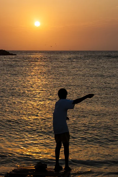 Chico handline pesca al atardecer — Foto de Stock